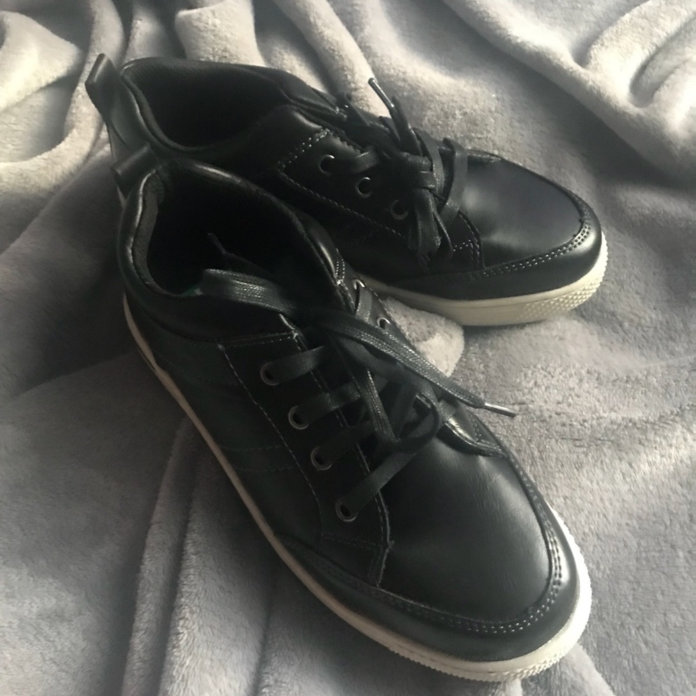 SOLD!!! NWB NEVER WORN BEFORE! Steve Madden boys 5Y